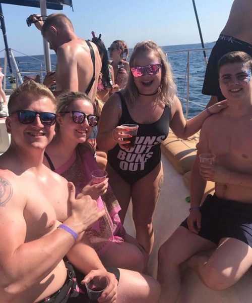 friends-having-drinks-on-the-boat